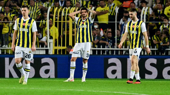 Fenerbahçe’de savunma hattı alarmda: Stoperler eksik, gençler sorumluluk alıyor