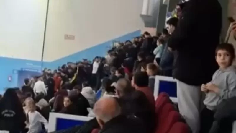 Karacabey Belediyespor - Fenerbahçe voleybol maçında saha karıştı: Patlayıcı maddeler havada uçuştu! - Sevdamız Beşiktaş  - Güncel Spor Haberleri